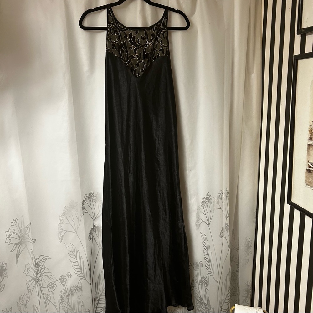 Elegant Black Delta Burke collection satin nightgownwith velvet Detail. Sz 1x